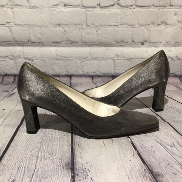 Stuart Weitzman 9N silver sparkle fabric covered leather sole heels - Picture 3 of 10